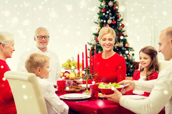 Familia sonriente teniendo una cena de vacaciones en casa — Foto de Stock