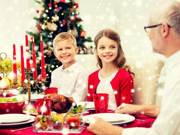 Familia sonriente teniendo una cena de vacaciones en casa — Foto de Stock