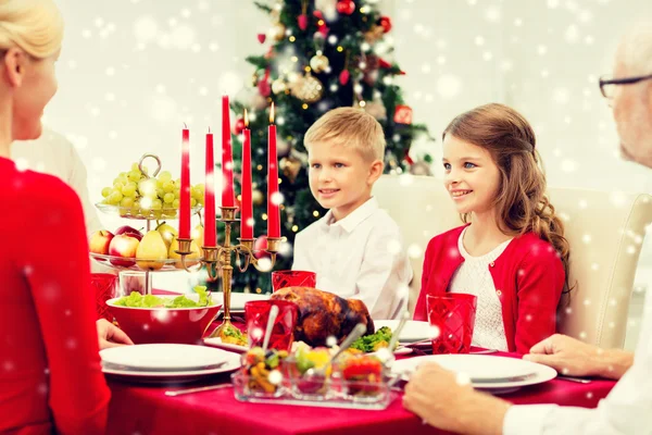 Familia sonriente teniendo una cena de vacaciones en casa — Foto de Stock