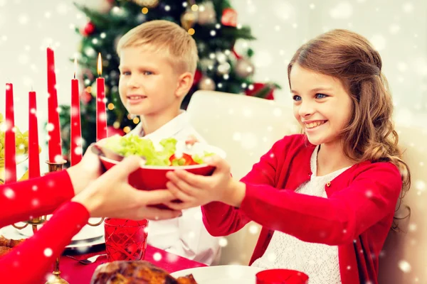 Familia sonriente teniendo una cena de vacaciones en casa — Foto de Stock