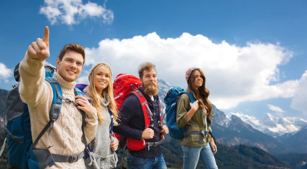 Happy přátelé s batohy turistika přes hory — Stock fotografie