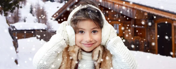 Ευτυχισμένη κοριτσάκι που φορούν ωτοασπίδες — Φωτογραφία Αρχείου