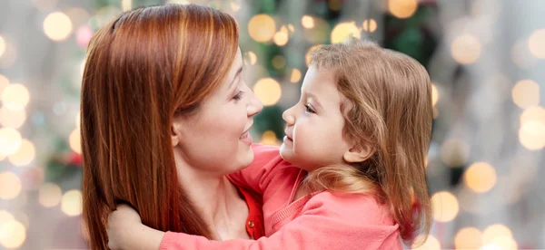 Glad mamma och lilla dotter kramas — Stockfoto