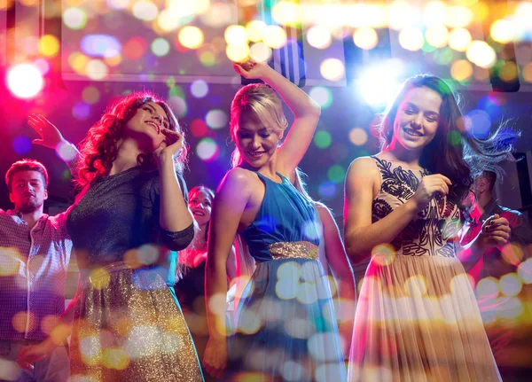 Smiling friends dancing in club — Stock Photo, Image
