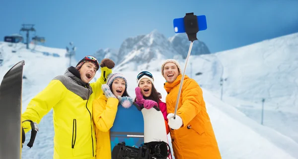 Mutlu arkadaş grubu snowboards ve smartphone — Stok fotoğraf