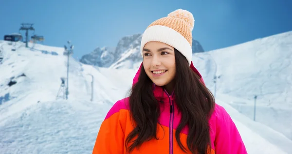 Glückliche junge Frau in Winterkleidung im Freien — Stockfoto