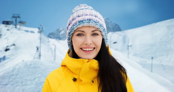 屋外の冬の服の幸せな若い女 — ストック写真