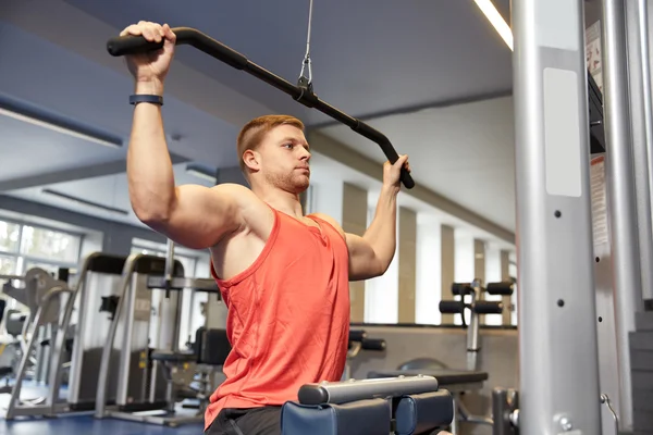 Homme flexion muscles sur la salle de gym de la machine à câble — Photo