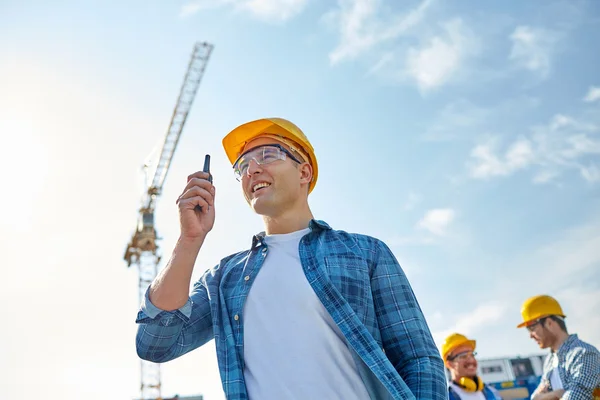 Builder in hardhat with walkie talkie — Stock Photo, Image