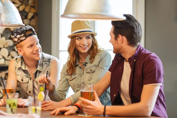 Happy přátelé pít pivo a koktejly v baru — Stock fotografie