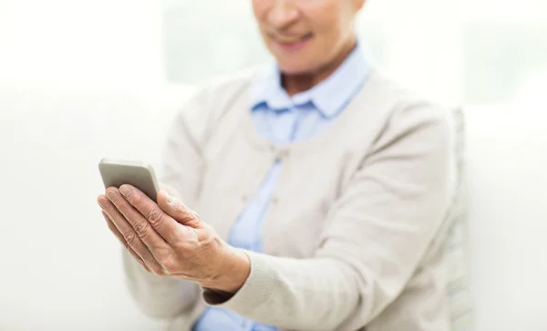 Nahaufnahme einer Seniorin mit Smartphone-SMS — Stockfoto