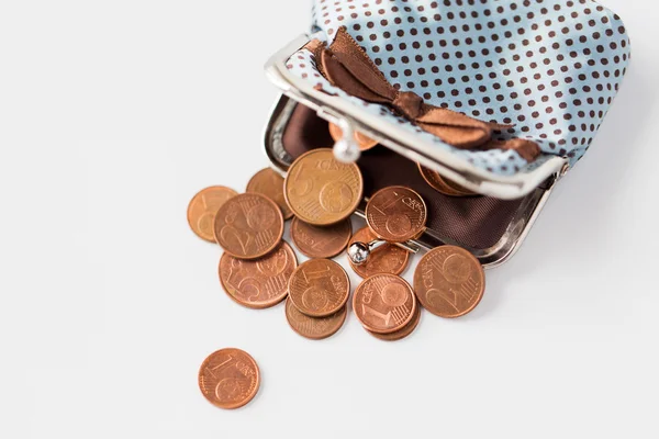 Fecho das moedas e da carteira em euros na mesa — Fotografia de Stock