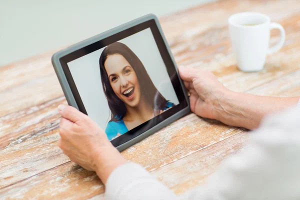 Mulher sênior com foto no tablet pc em casa — Fotografia de Stock