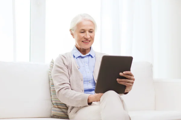 Glückliche Seniorin mit Tablet-PC zu Hause — Stockfoto