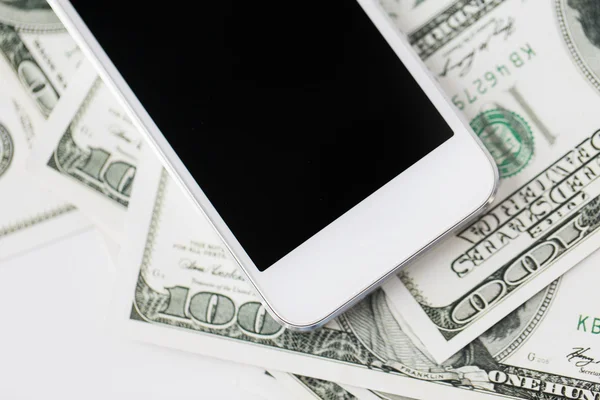Close-up de smartphone e dinheiro dólar — Fotografia de Stock