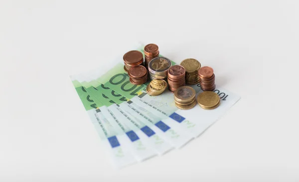 Bliska euro papier pieniądze i monet na stole Zdjęcie Stockowe