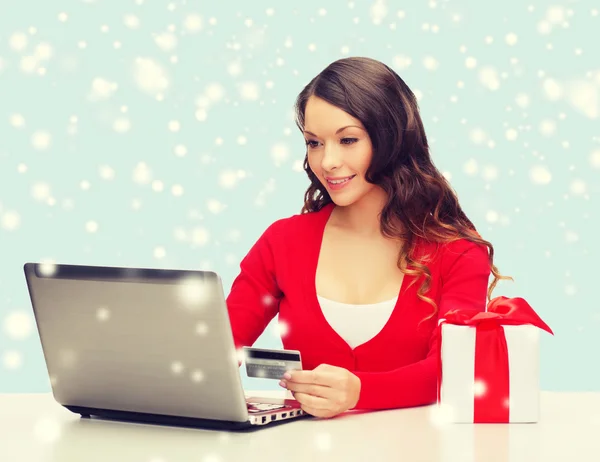 Frau mit Geschenk, Laptop und Kreditkarte — Stockfoto