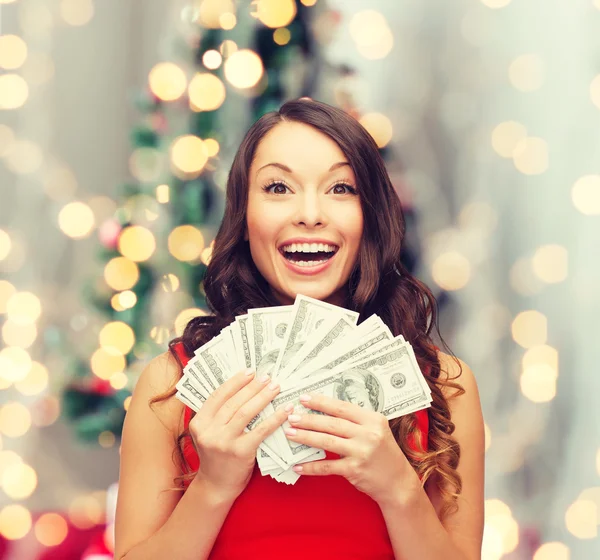 Mulher de vestido vermelho com dinheiro dólar a gente — Fotografia de Stock