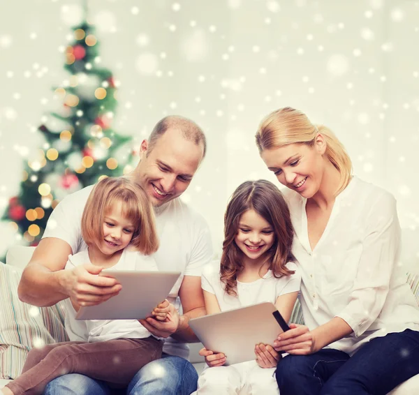 Família feliz com computadores tablet pc em casa — Fotografia de Stock