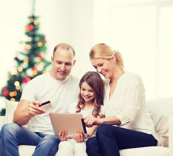 Famiglia felice con computer tablet pc — Foto Stock