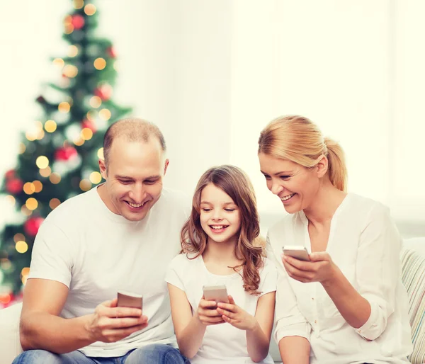 Happy family with smartphones — Stock Photo, Image