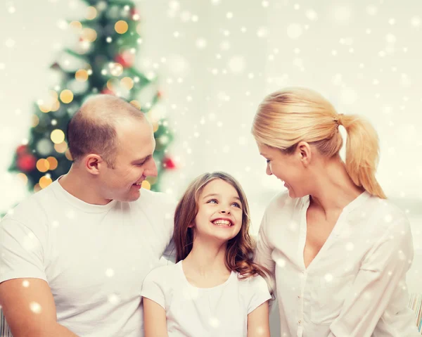 Glückliche Familie zu Hause — Stockfoto