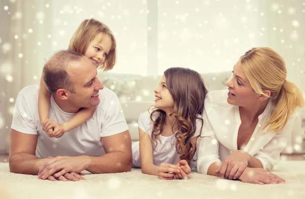 Uśmiechający się rodziców i dwie dziewczynki w domu — Zdjęcie stockowe