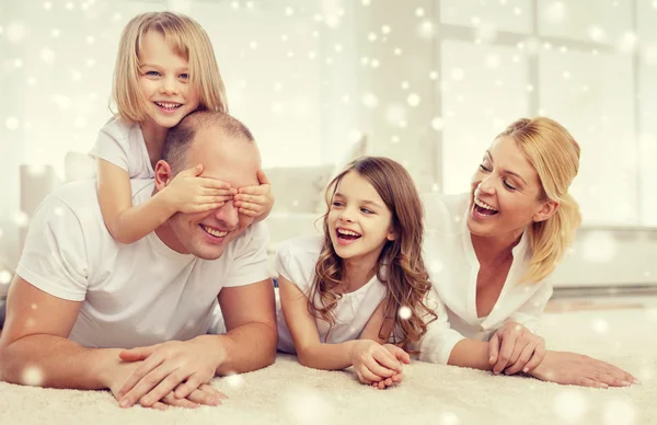 Padres sonrientes y dos niñas en casa — Foto de Stock