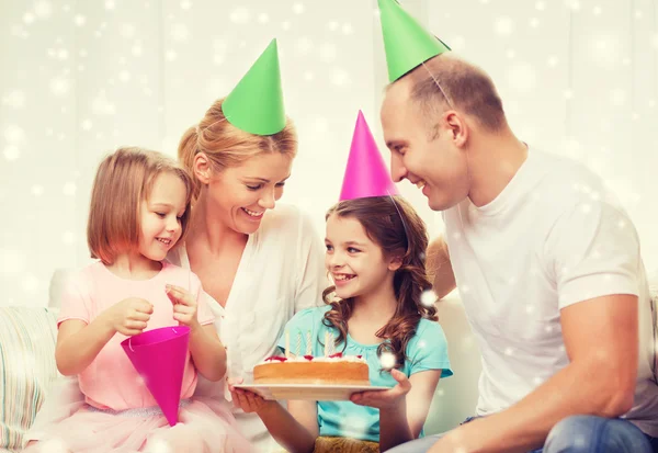 파티 모자 집에서 두 아이 함께 행복 한 가족 — 스톡 사진