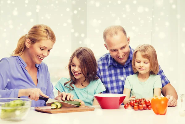 Glückliche Familie mit zwei Kindern, die zu Hause zu Abend essen — Stockfoto