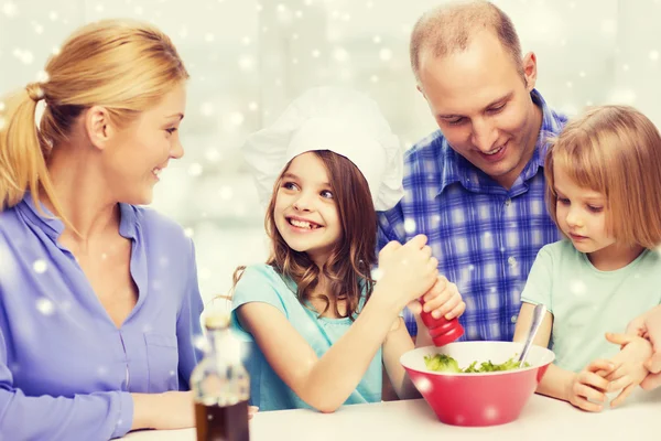 Lycklig familj med två barn göra sallad hemma — Stockfoto