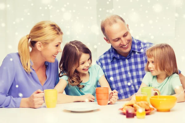 Lycklig familj med två barn äter frukost — Stockfoto