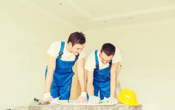 Grupo de constructores con plano — Foto de Stock