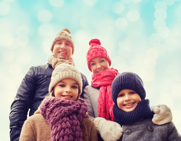 Famille heureuse en vêtements d'hiver à l'extérieur — Photo