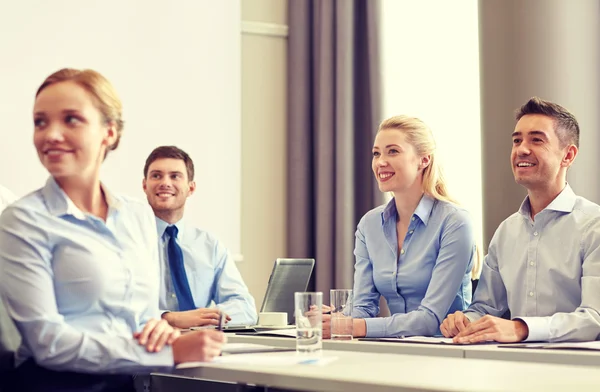 Groep van Glimlachende zakenmensen bijeenkomst in office — Stockfoto