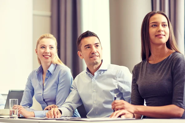 Groep van Glimlachende zakenmensen bijeenkomst in office — Stockfoto