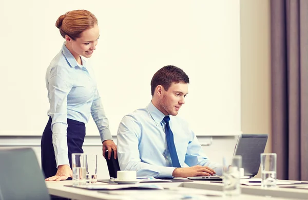 Affärsman och sekreterare med laptop i office — Stockfoto