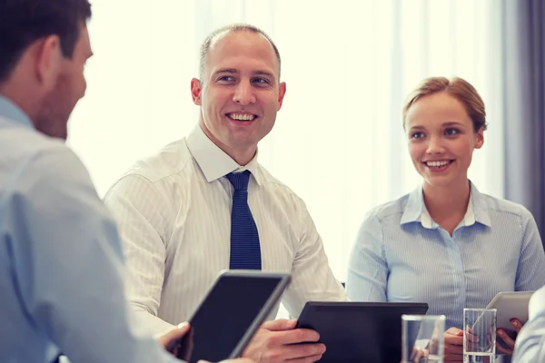 Glimlachende zakenmensen met tablet pc in office — Stockfoto