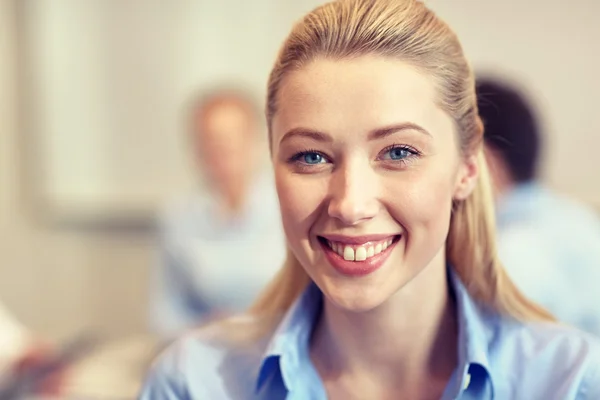 Gruppo di imprenditori sorridenti che si incontrano in ufficio — Foto Stock