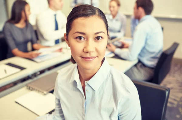 Groep van Glimlachende zakenmensen bijeenkomst in office — Stockfoto