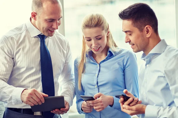 Gente de negocios con tableta PC y teléfonos inteligentes —  Fotos de Stock