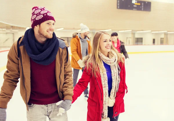 Amigos felices en pista de patinaje — Foto de Stock