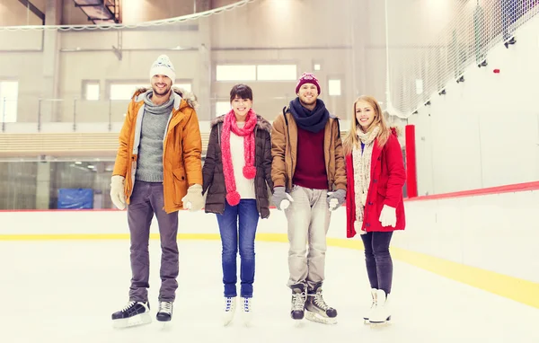 Amigos felices en pista de patinaje — Foto de Stock