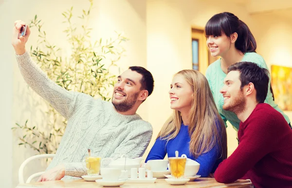 Gruppo di amici che scattano selfie con smartphone — Foto Stock