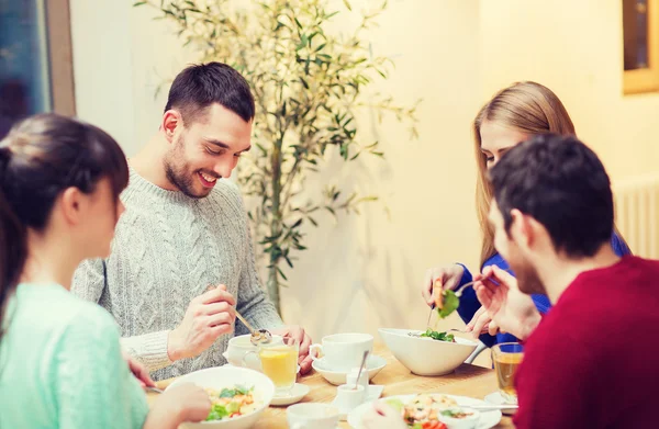 Feliz reunión de amigos y cenar en la cafetería —  Fotos de Stock