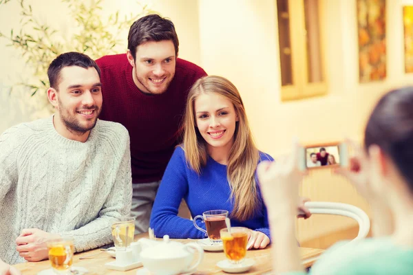 Gruppo di amici che scattano foto con smartphone — Foto Stock