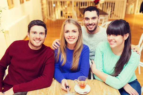 Grupp av vänner att ta bild med selfie stick — Stockfoto