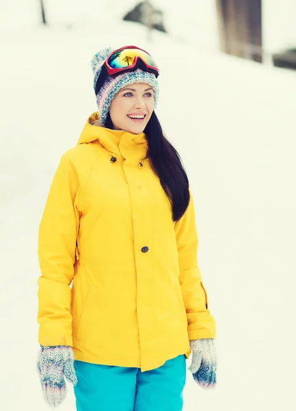 Glückliche junge Frau mit Skibrille im Freien — Stockfoto