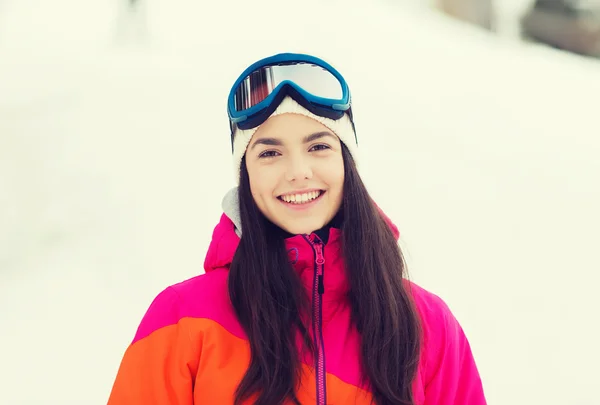 Gelukkig jonge vrouw in ski goggles buitenshuis — Stockfoto