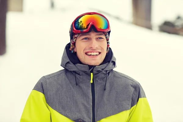 Χαρούμενος νεαρός άνδρας στο σκι γυαλιά σε εξωτερικούς χώρους — Φωτογραφία Αρχείου